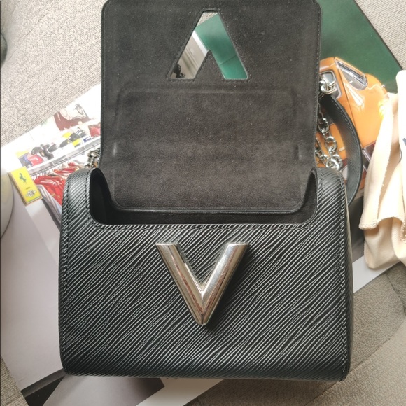 LOUIS VUITTON
Epi Twist Shoulder Bag PM Black - Picture 5 of 12